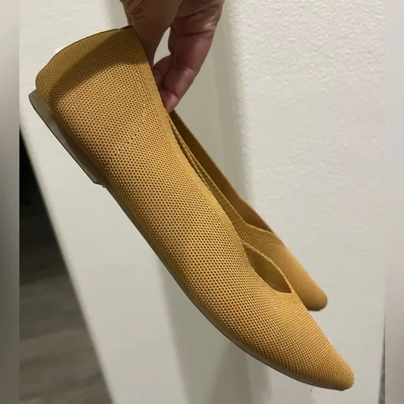 Old Navy Tan Women's Flats - Picture 2 of 3